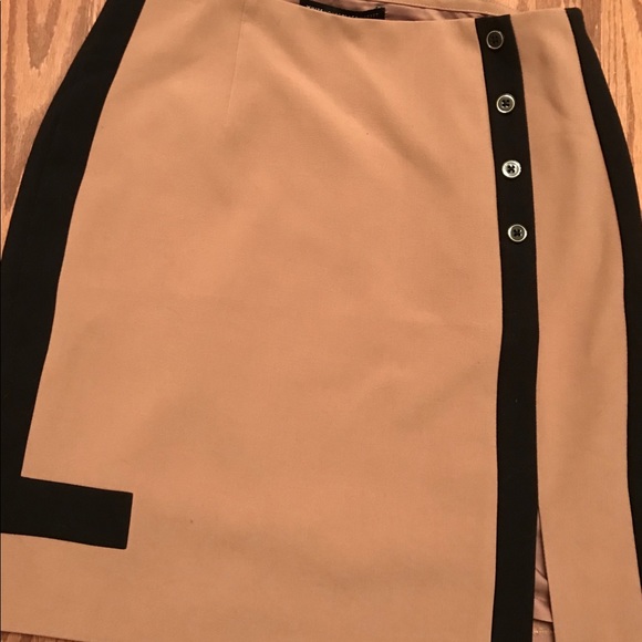 NWT WHBM tan/camel and black skirt. Size 6. - Picture 7 of 8